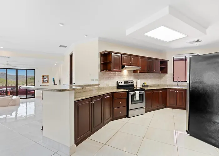 Recently Renovated Luxury With Resort-style Club Access And Ocean Views *