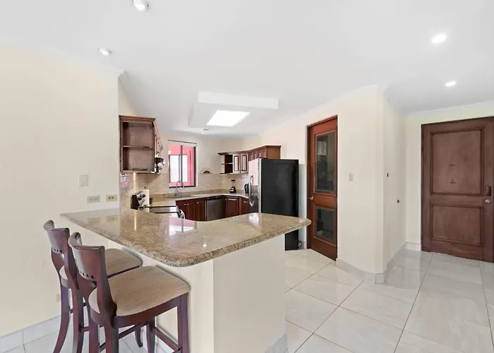 Recently Renovated Luxury With Resort-style Club Access And Ocean Views Hébergement de vacances