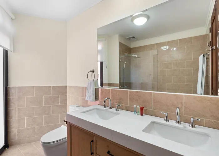 Сasa de vacaciones Recently Renovated Luxury With Resort-style Club Access And Ocean Views *
